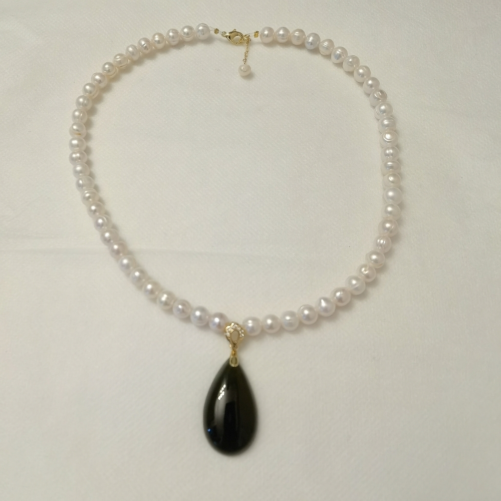 Freshwater pearl necklace with Hetian jade pendant.